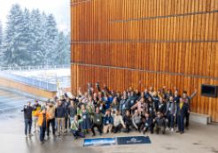 Teilnehmer einer Konferenz auf einem Gruppenbild. 