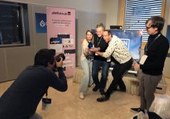 Fotograf Patrick Itten fotografiert eine Gruppe von Gewinnern des Schweizer Splash Awards