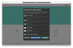 Im Vordergrund ist ein Consent Management Dialog ("Cookie Banner") zu sehen, dahinter eine abgedunkelte Webseite