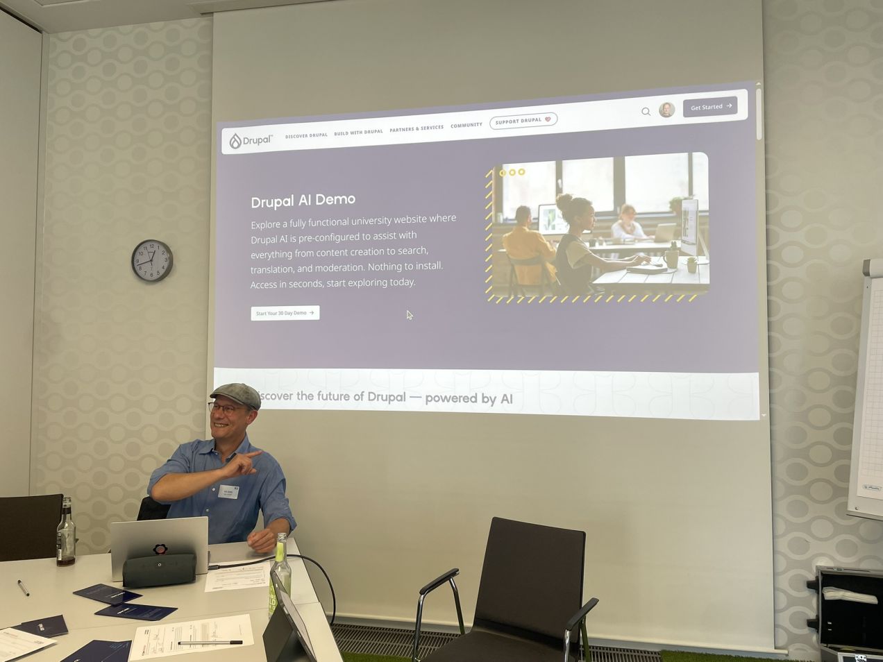 Kai vor der Präsentation zu Drupal AI