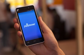 Das Bild zeigt das Fairphone, ein fair produziertes Android Smartphone.